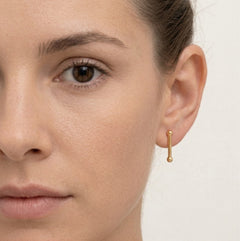 Dlouhé zlaté tyčkové náušnice