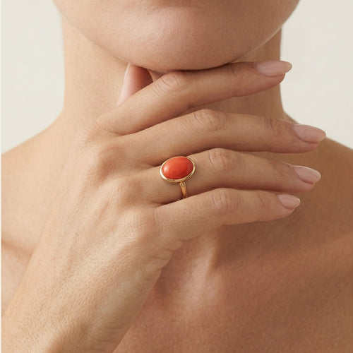 Elegantní prsten ze žlutého zlata s  korálem