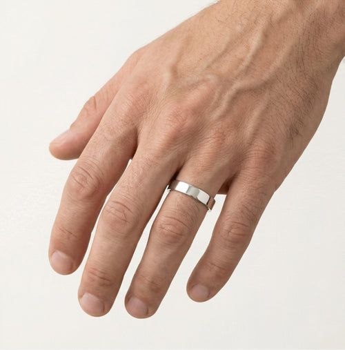 Solitérní platinový snubní prsten s vysoce leštěnou povrchovou úpravou