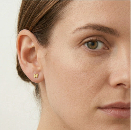 Lesklé náušnice ze žlutého zlata s motýlem