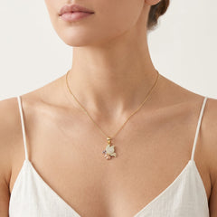 Goldener Schmetterlingsanhänger mit Blume