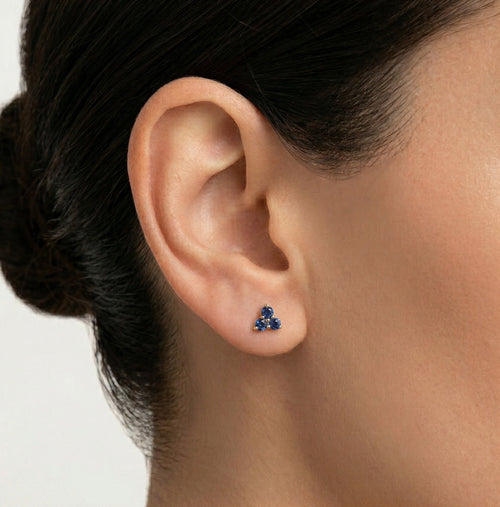 Zlaté náušnice se syntetickým safírem