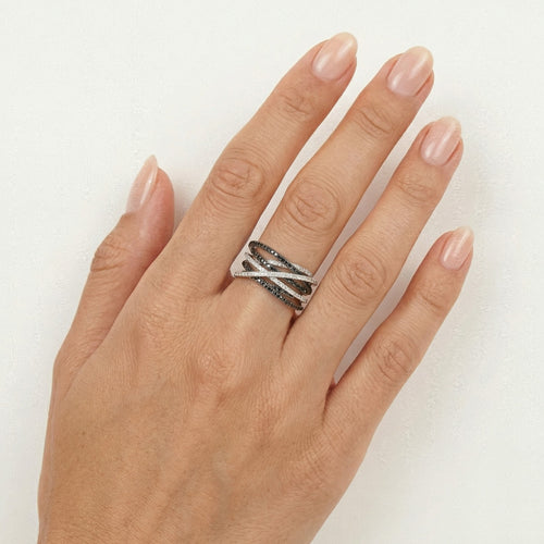 Elegantní dámský prsten z bílého zlata s bílými a černými diamanty