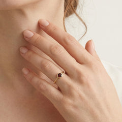 Bague chic pour femme avec grenat rond taillé à degrés fins