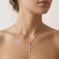 Kreuzanhänger mit Knospen-Design