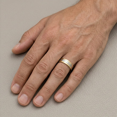 Eleganter Weiß- und Gelbgold-Ehering