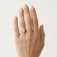 Bague en or blanc avec zirconium cubique taillé émeraude