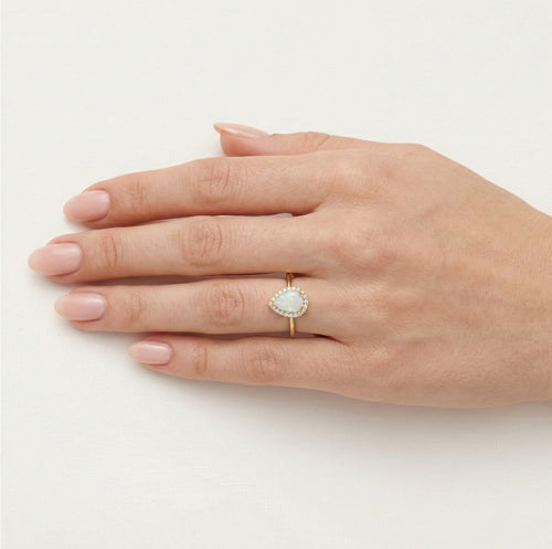 Anillo de ópalo blanco en corte pera y oro