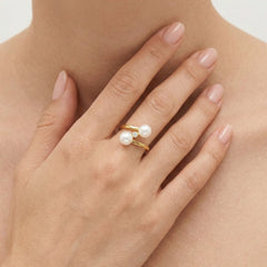 Anillo de oro con doble perla retorcida