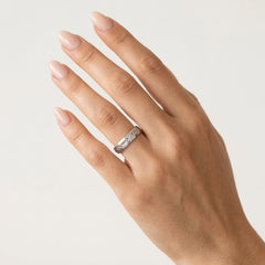 Bague de fiançailles en or blanc avec technique de gravure unique