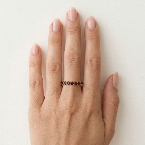 Klassischer Granat-Ring aus Gelbgold