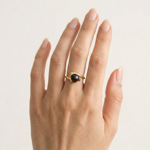 Unikátní prsten doplněn černou perlou 