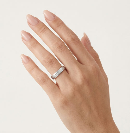 Matný snubní prsten z bílého zlata s diamanty