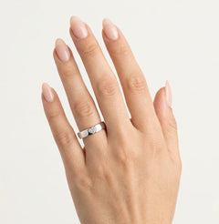 Weißgold-Trauring mit Herzdesign