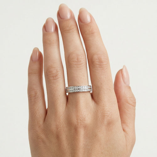Bague étincelante en argent avec sertissage en rail