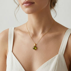 Pendentif élégance luminescente en or jaune avec moldavite taille coussin