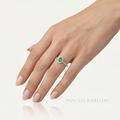 Royal white gold ring with emerald and diamonds