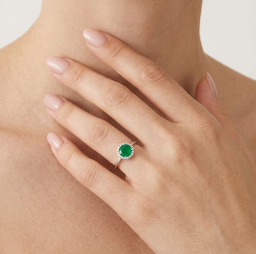 Anillo con halo redondo de jade