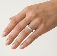 Anillo de plata con circonita cúbica engastada en bisel