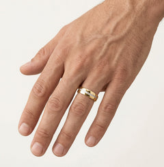 Bague de mariage en or jaune avec ligne courbée.