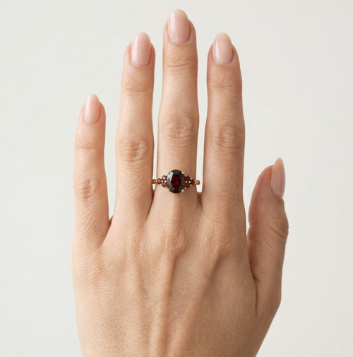 Gelbgoldring mit ovalem und rundem Granat