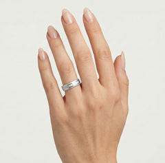 Elegantní snubní prsten z bílého zlata s rytinami na boční linii