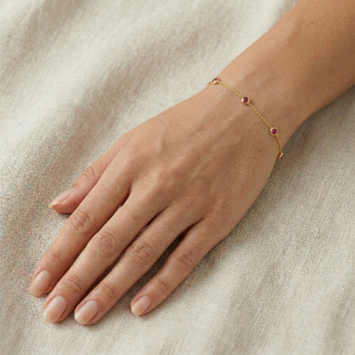 Řetízkový náramek se syntetickými rubíny