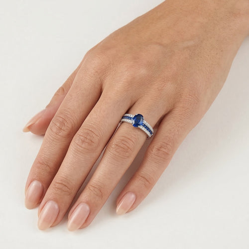 Spectacular diamond ring with sapphire