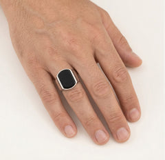 Pánský stříbrný prsten s  onyxem a řeckým vzorem