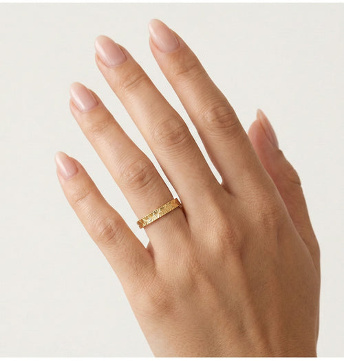 Bague de mariage détaillée en or jaune