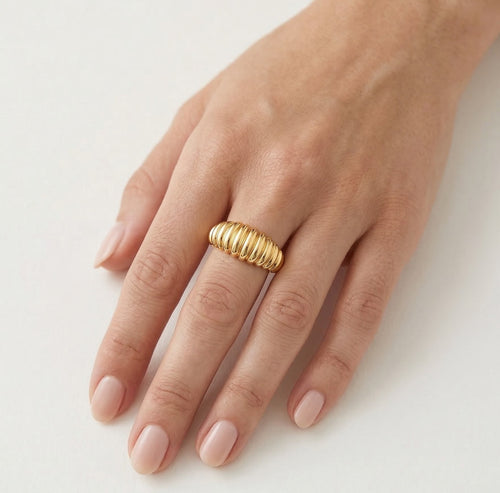 Masivní zlatý prsten ve tvaru croissantu