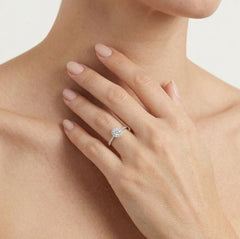 Bague en or blanc brillant avec diamants.