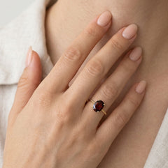 Eleganter ovaler Granat-Ring mit detaillierter Fassung
