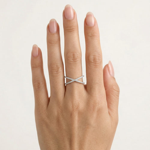 Anillo chic con diseño X para mujer en plata