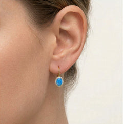 Ovale Halo-Ohrringe aus Gold mit blauem Opal