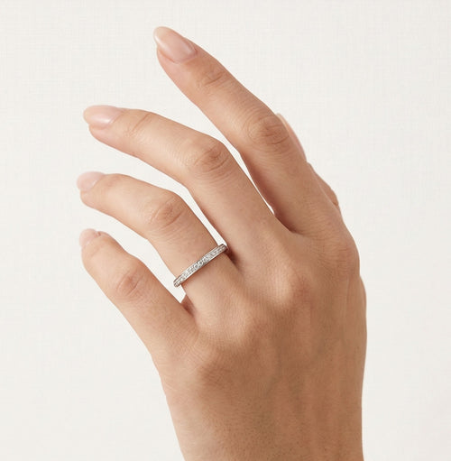 Jednoduchý lesklý snubní prsten z bílého zlata