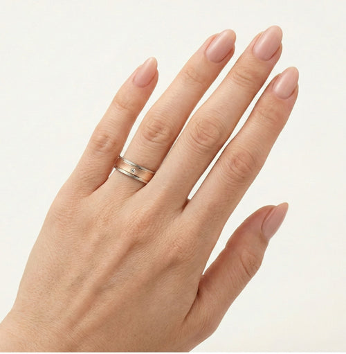 Elegante anillo de boda grueso de oro blanco y rosa