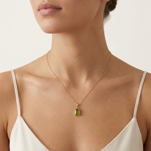 Elegancia Radiante en Oro Amarillo con Piedra Moldavita Corte Radiante