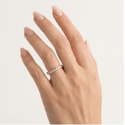 Alliance large en or rose avec pierres en sertissage griffe