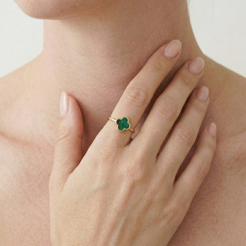 Zlatý prsten se zeleným achátem ve tvaru čtyřlístku