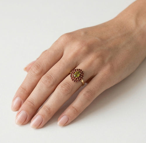 Edelstein-Duo-Ring mit ovalem Moldavit und rundem Granat