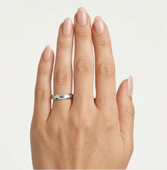 Alliance en or blanc avec pierres sur les bords