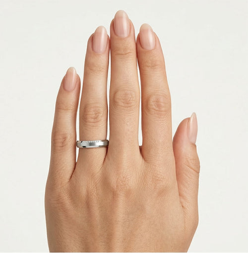 Alliance en or blanc avec pierres sur les bords