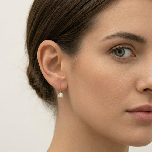 Zlaté náušnice s bílým opálem