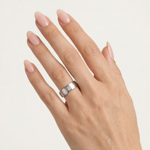 Alliance en or blanc avec pierre solitaire taille baguette