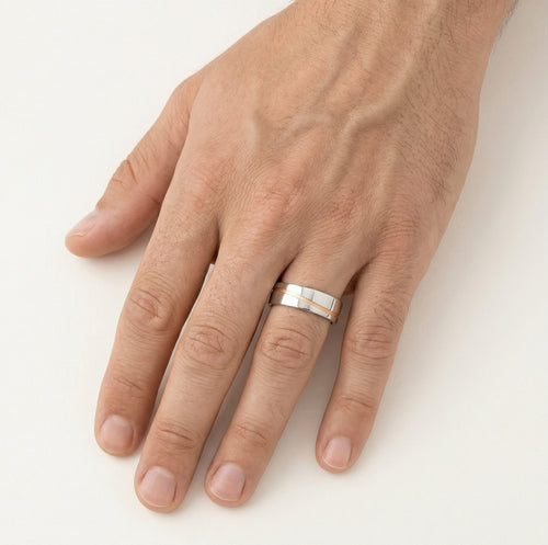 Snubní prsten z bílého zlata s drážkou z růžového zlata