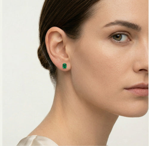 Elegant yellow gold emerald stud earrings