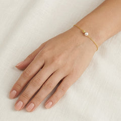 Bracelet with pearl and gold bead