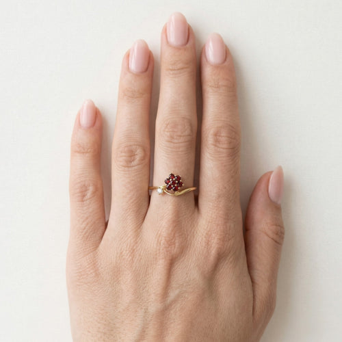 Anillo de flor con granate en oro amarillo