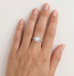 Bague ronde en opale blanche royale